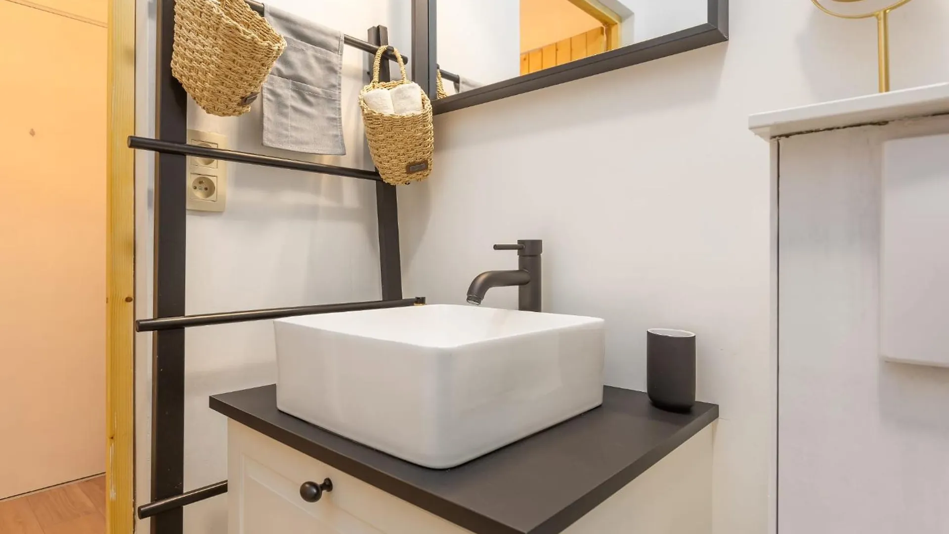 Charming One-Bedroom Apartment In The Center Of Ostend T115